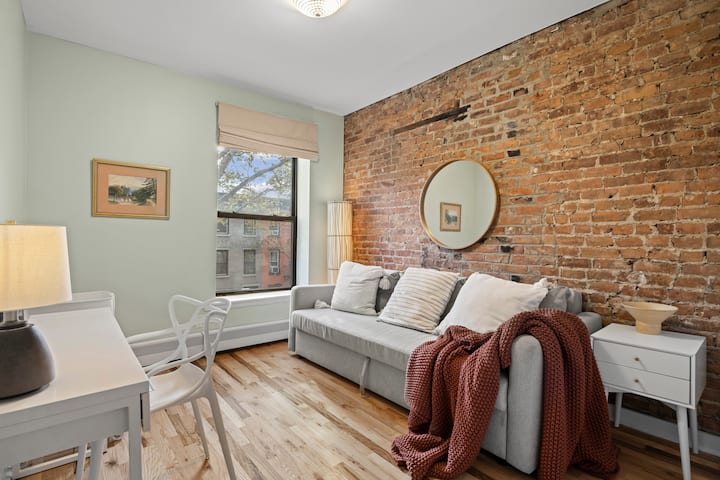 底层较小房间的当前布置——标准双人沙发床 + 书桌。  请在下一张图片中查看另一种布置方式，配有一张标准双人床/没有书桌。 如需更改为此布局，需要提前通知。