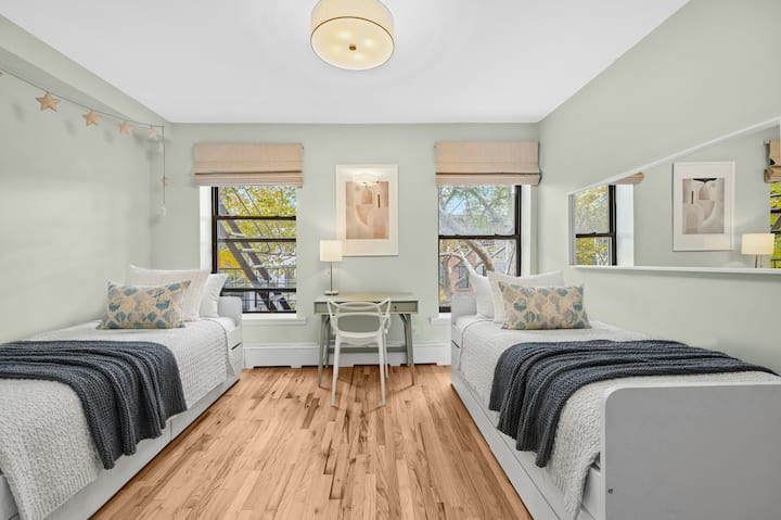 楼下较大的房间目前配有两张单人床，每张床下方还有一张带轮的单人床（或从床下拉出的床）。  如需在此房间配备一张 2 米宽双人床，可提前通知提出申请。 