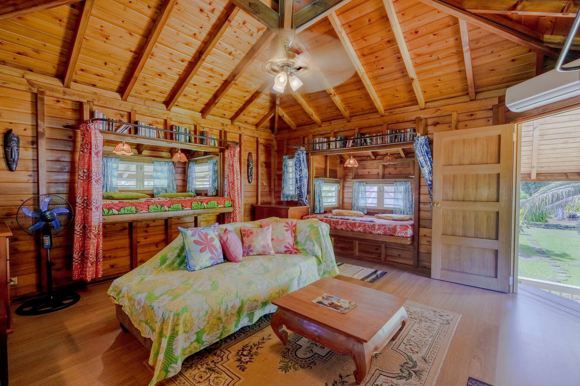 Group A/C bungalow - mtn side & Haapiti Surf