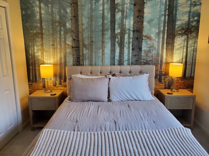 Nová menšia manželská posteľ, extra zásuvky. Hulu, Netflix, Max, Disney+.