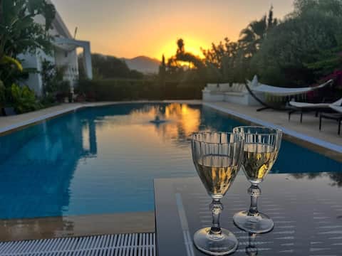 Leyla’s sweet retreat. Lux rm/gdns, pool/breakfast