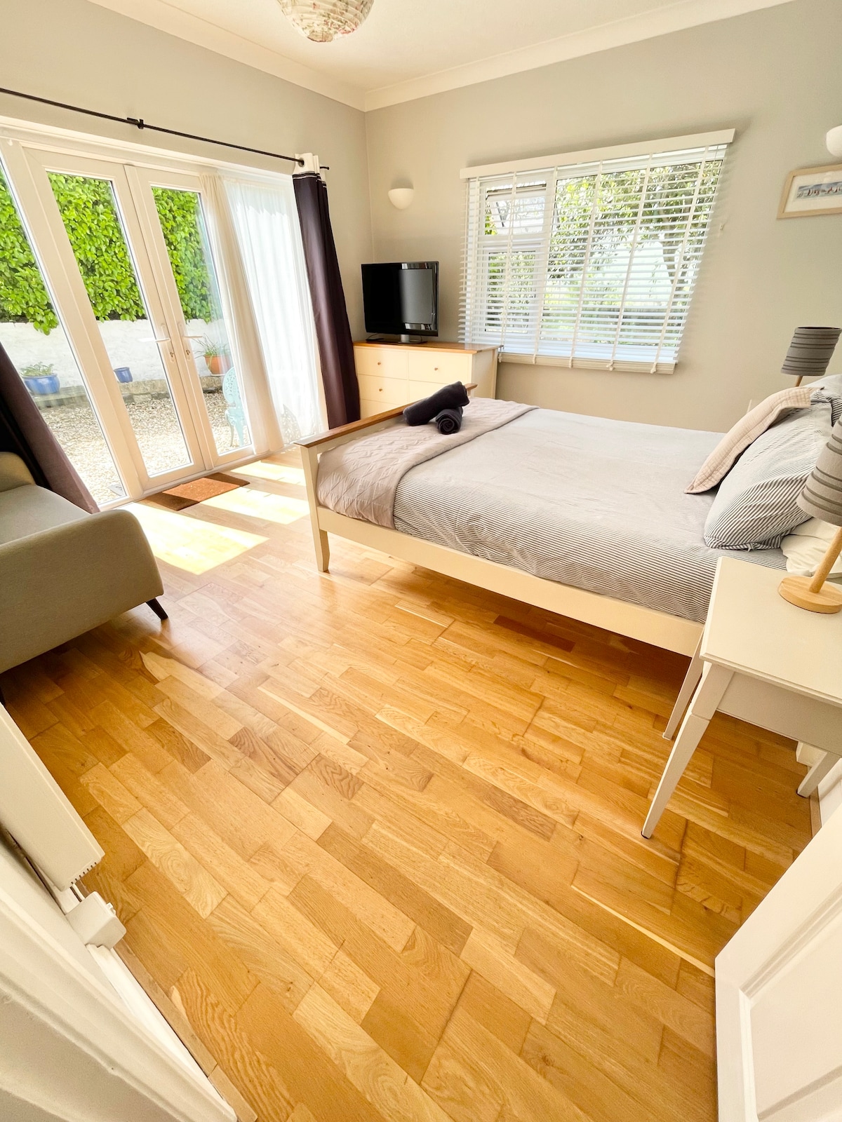 Spálňa na prízemí s prístupom do dvora a zadnej záhrady.