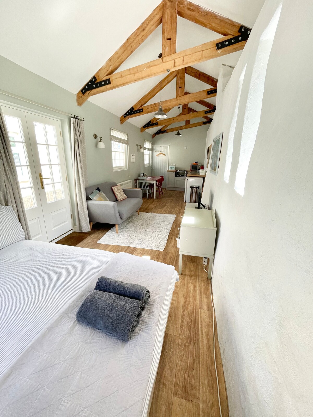 Samostatná chata s vlastnou kúpeľňou. Manželská posteľ. 