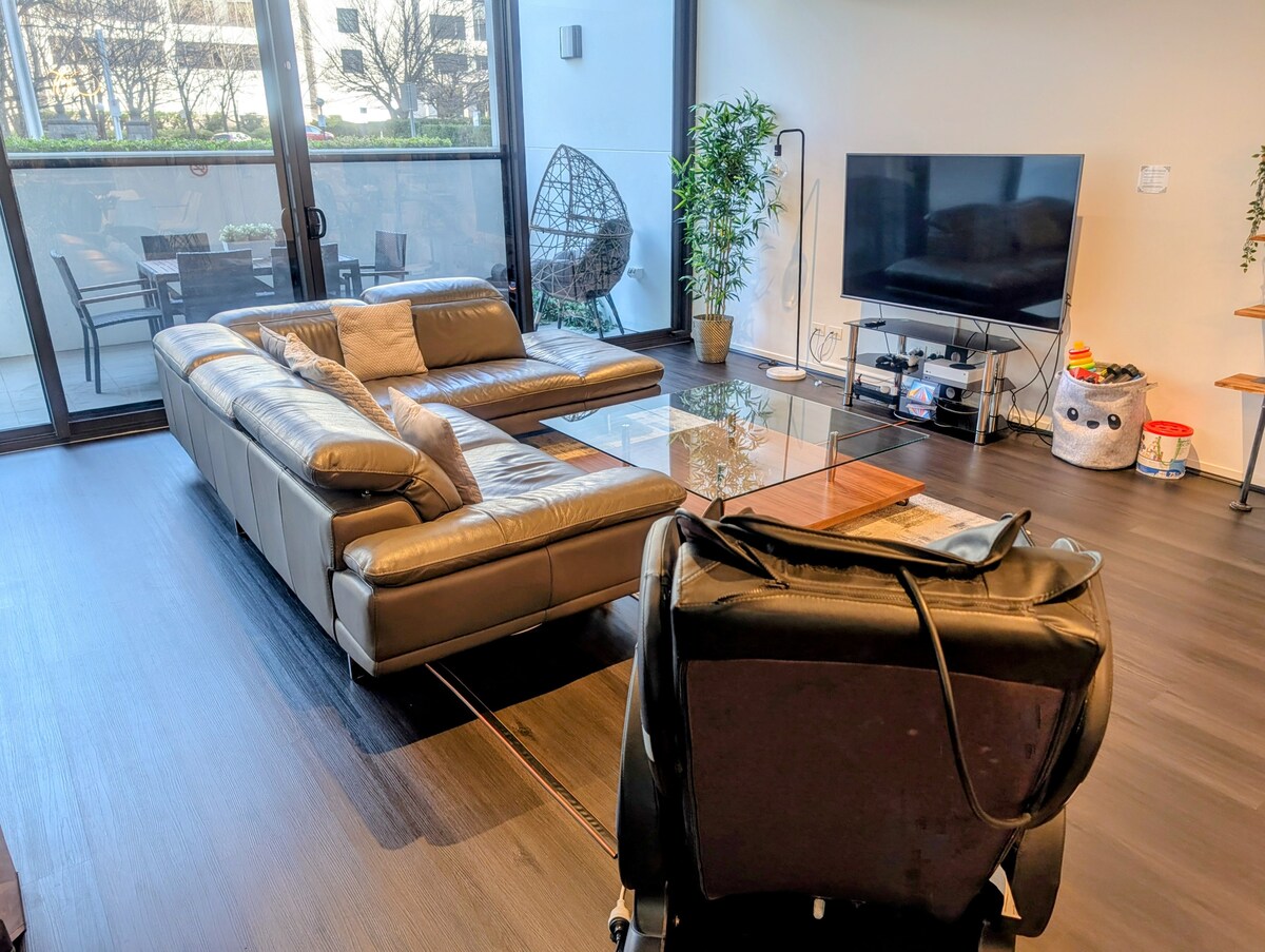 Top performing Airbnb: The Loft: Prime Location, Family-Friendly, parking in City