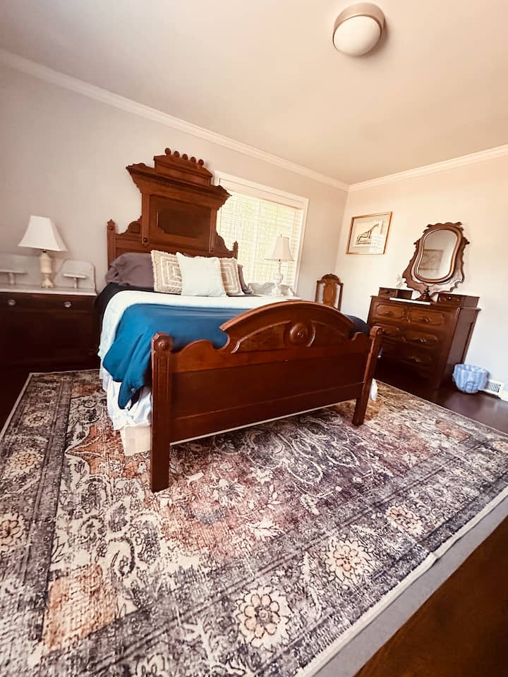 El dormitorio delantero tiene bambú en la parte trasera y nuestro gran prado vallado en la parte delantera.  La cama tamaño queen y el colchón de espuma viscoelástica y las sábanas de alta calidad lo convierten en una gran noche de sueño.