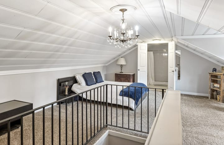 La suite principal del piso de arriba es un oasis privado que cuenta con una cama queen con colchón de espuma viscoelástica, hermosas sábanas y un baño completo con dos lavamanos de granito.  Las vistas del jardín son impresionantes.