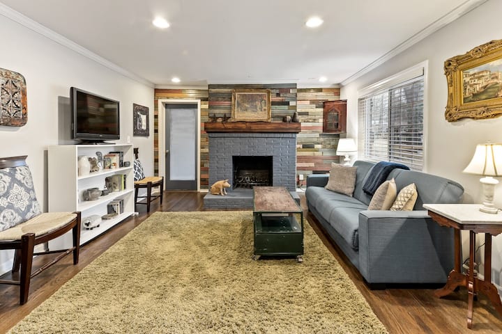 La sala de estar cuenta con comodidad, sofá que se extiende hasta una cama, televisión de pantalla plana, chimenea decorativa y acogedoras citas de diseño.