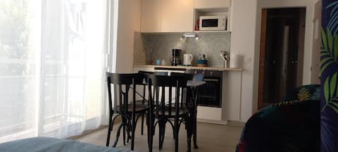 Popular Airbnb listing: Charming studio, 50 m from the sea, city center. in Houlgate