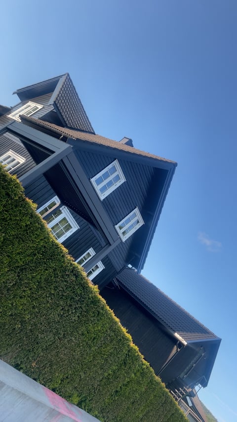 Great central detached house with dog yard
