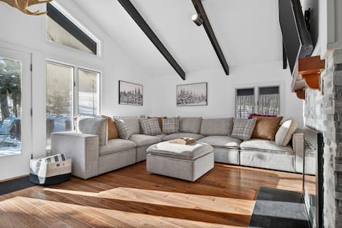 Top Airbnb: Shuttle or Walk to Stratton! Hot Tub + More! in Stratton Mountain