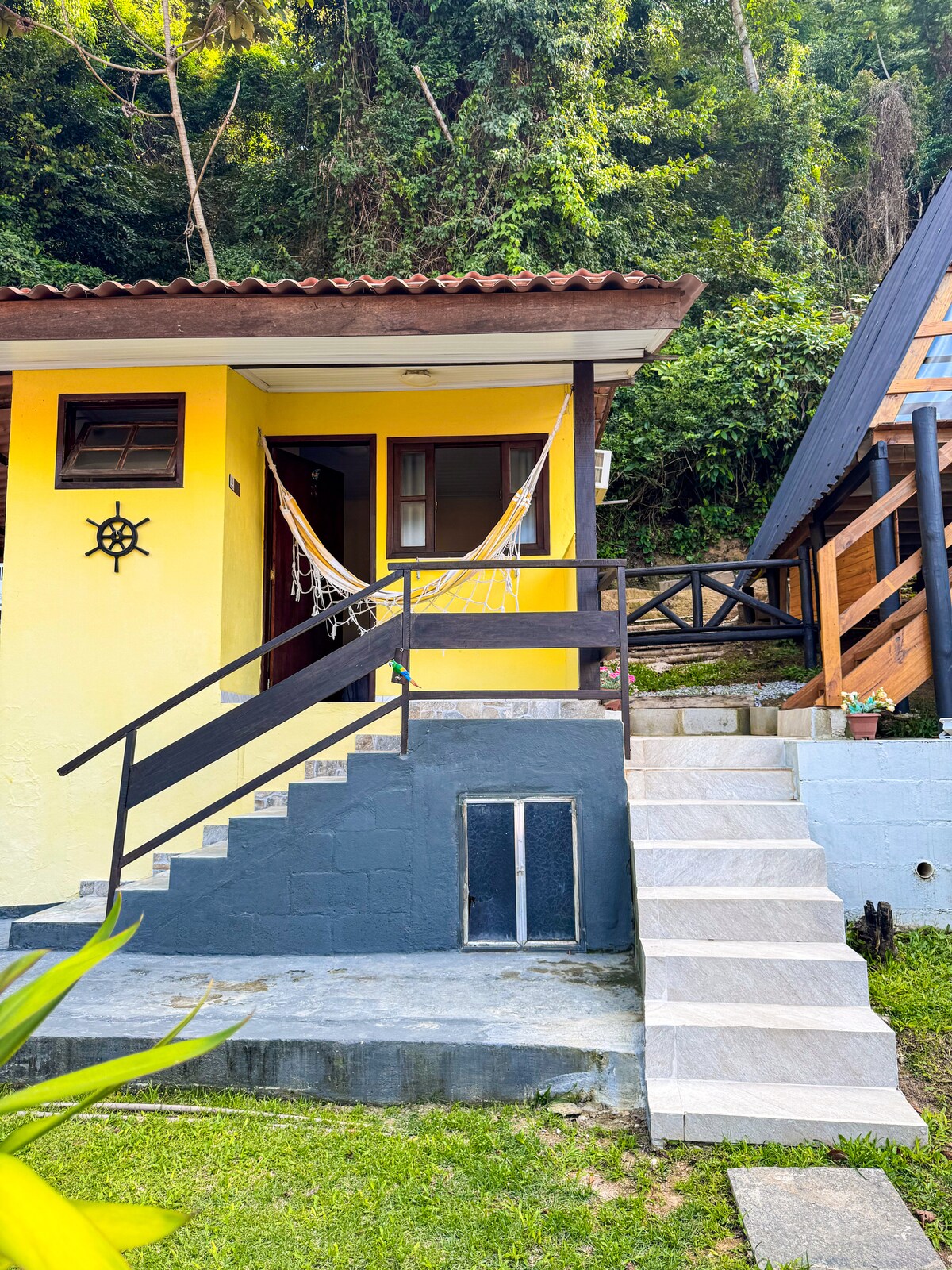 Სტუმრების ხედვა • ოქროს ფლიგელის შესასვლელი (ყვითელი) •