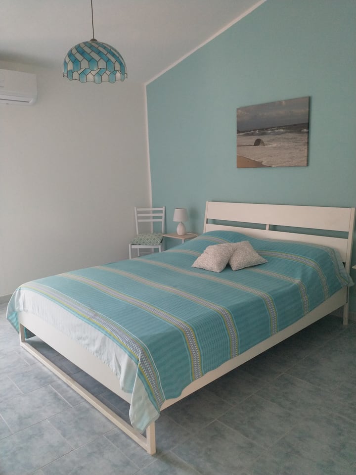 卧室有双人床，前面是阳台，卫生间旁边 