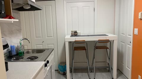 Top Airbnb: Grace’s Private Comfy Suite in Newton