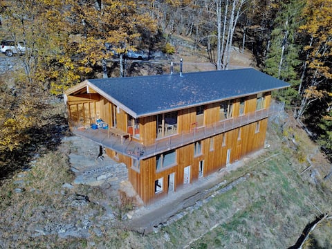 Large architect-designed chalet for meeting or retreat