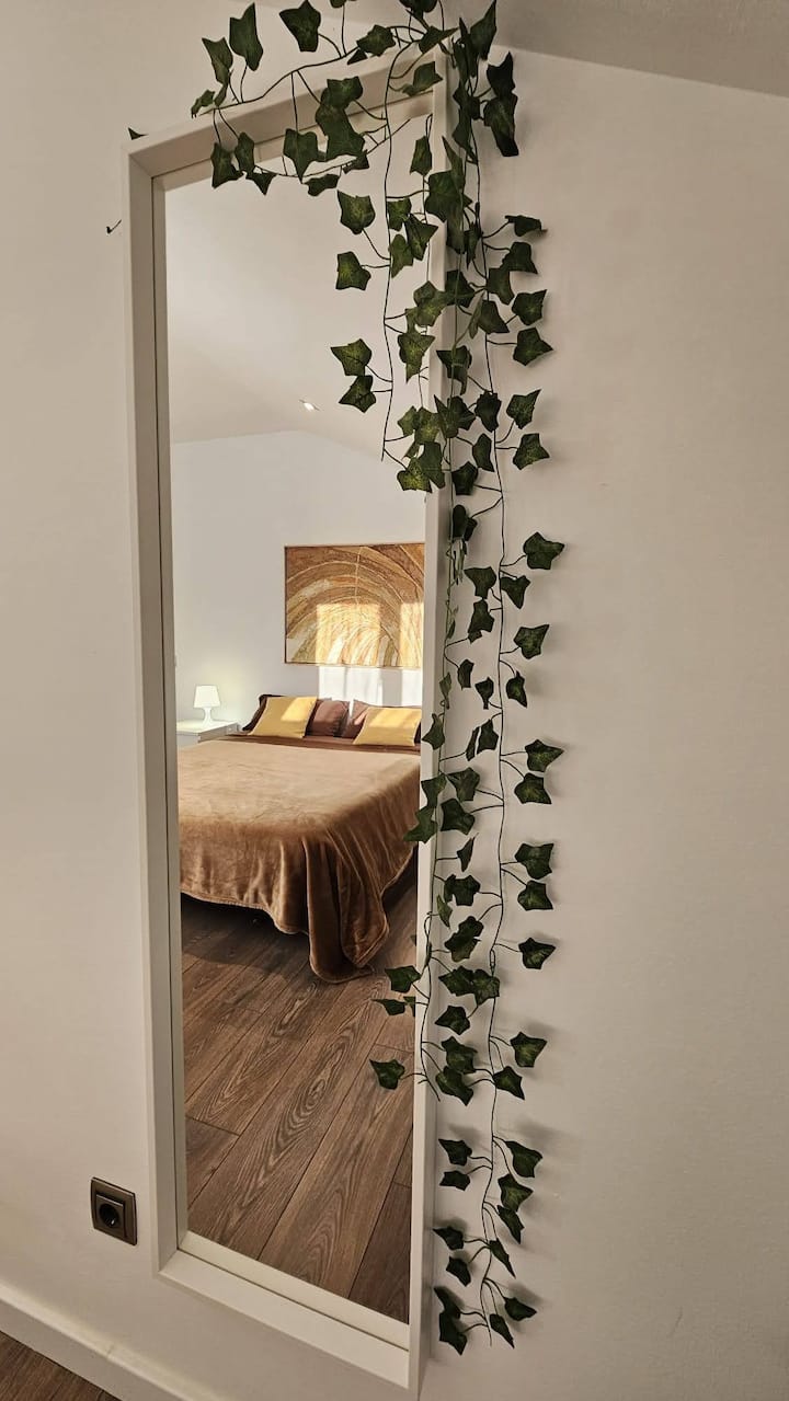 ห้องนอนขนาดใหญ่สำหรับ 2 คนตั้งอยู่ที่ชั้นแรก