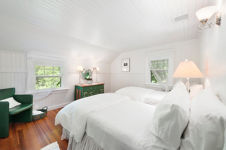 ห้องนอนนี้มีเตียงเดี่ยว 2 เตียงซึ่งสามารถปรับเปลี่ยนเพื่อสร้างเตียงขนาดคิงไซส์ โปรดแจ้งให้เราทราบล่วงหน้า ตู้เสื้อผ้าและตู้ลิ้นชักขนาดใหญ่