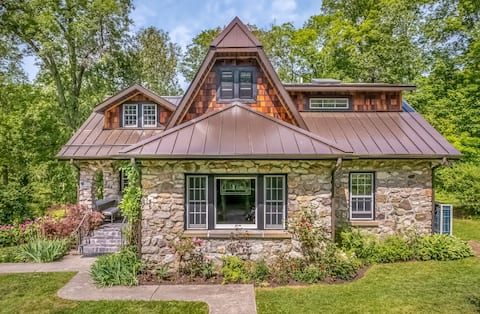 Riverfront Stone Cottage Private/ hot tub/ boats