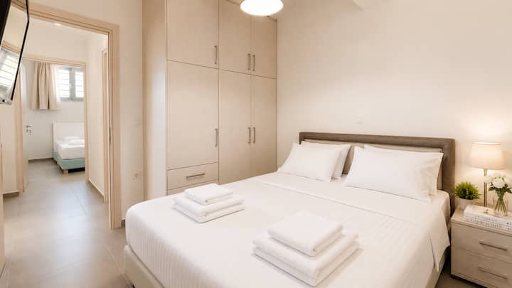 Lower Level - Bedroom 4 with queen bed