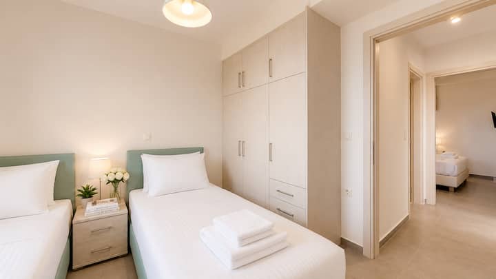 Lower Level - Bedroom 5 with two single beds