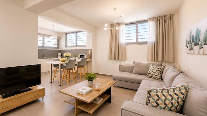 Lower Level - Cozy second living area with Smart TV