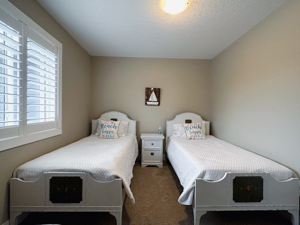 Dos camas individuales en el dormitorio ubicado en el nivel superior.