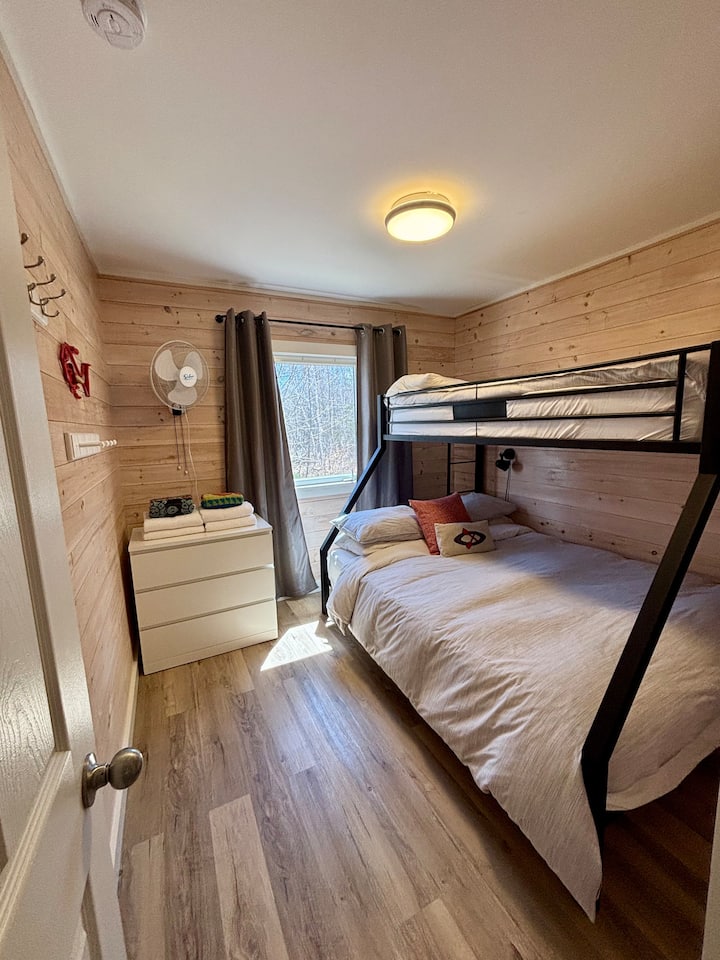 Twin (extra largo) sobre la cama tamaño queen en el dormitorio #2.
Las cortinas que oscurecen la habitación hacen que dormir sea fácil...

*¡NUEVO* ventilador oscilante montado en la pared también!