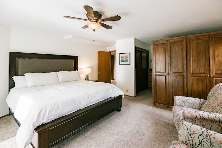 Located on the first floor with no-step access. King bed with fabulous bedding make for a wonderful nights sleep. This room has a bathroom with bathtub.
