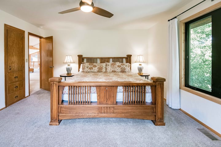 King bed upstairs and we take our linens and bedding seriously. Made with lovely all cotton sheets, new pillows and mattresses.