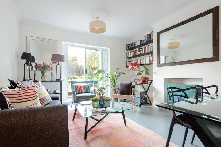 Central family-friendly flat with cot & garden