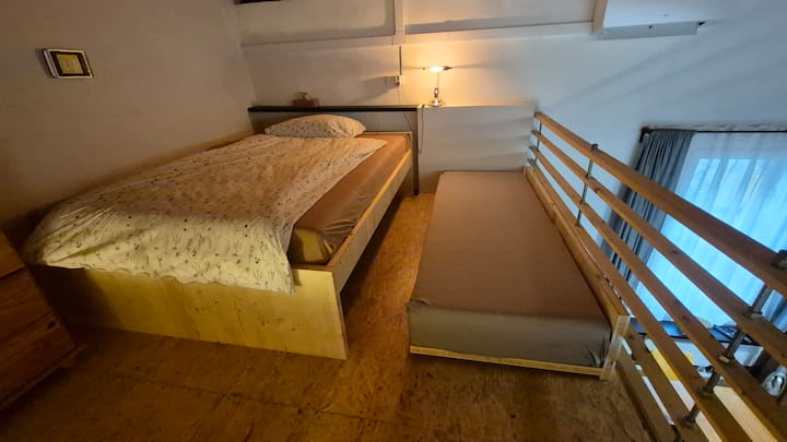 לישון למעלה. מיטה 2x1.6 מ' ומיטה נוספת 2x0.8 מ'.