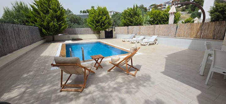 beautiful villa with private pool & BBQ