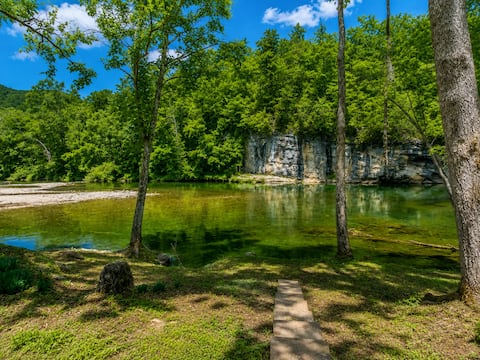 RIVER FRONT - Outdoor Fireplace - Hot Tub -3 bdrms