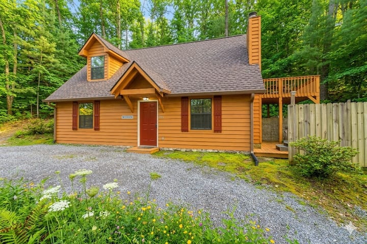 Pool Table*hot Tub*sleeps 4 - Townsend, TN
