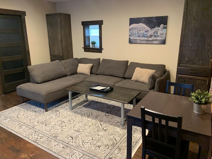 Private Hot Tub/modern Suite Downtown - Medicine Hat