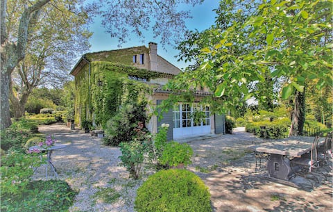Pet friendly home in Lagnes with sauna