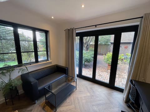 Successful Airbnb property: Self Contained with private entrance, Surbiton in Elmbridge