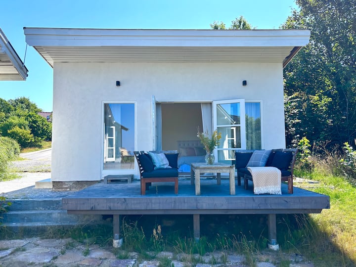 בדיוק קיבלנו את האגף החדש הזה - חדר שינה נוסף למשפחה הגדולה. במלحق יש מיטה זוגית גדולה, כניסה פרטית ומרפסת פרטית המשקיפה על הים והיער. הווילונות המוחשיכים מבטיחים שינה טובה בלילה. 