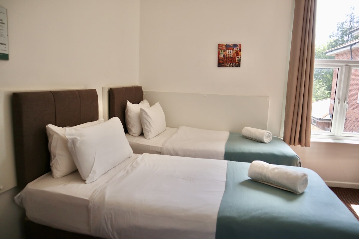 Ensuite twin room with private bathroom