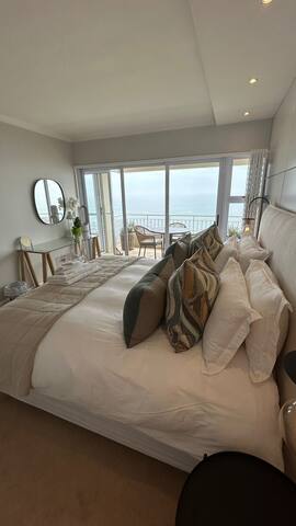 Seafront apartment with magnificent views gallery image 2