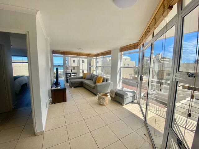 Spacious Sunkissed 3Bed 2bath Beachfront Apartment gallery image 5