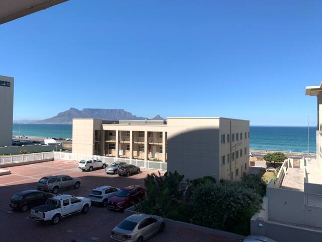 Spacious Sunkissed 3Bed 2bath Beachfront Apartment gallery image 2