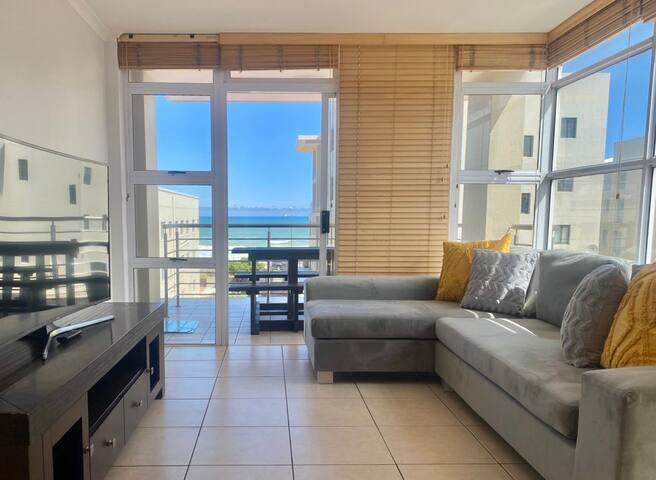 Spacious Sunkissed 3Bed 2bath Beachfront Apartment