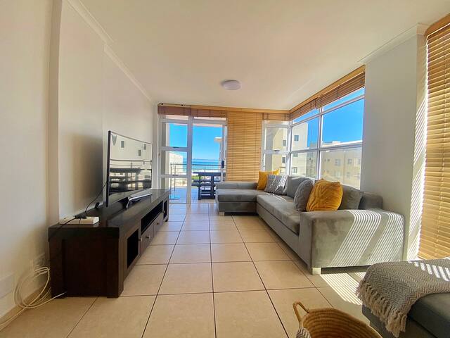 Spacious Sunkissed 3Bed 2bath Beachfront Apartment gallery image 4