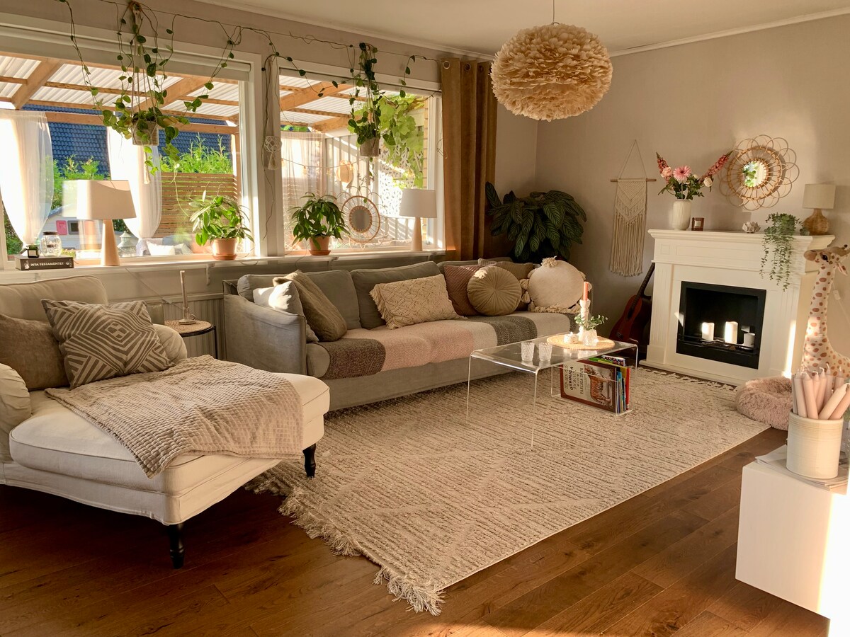 ห้องนั่งเล่นกว้างขวางพร้อมสมาร์ททีวีขนาด 55 นิ้วที่มีทั้งช่องโครเมคาสต์และสตรีมมิ่ง 