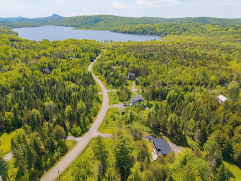 Private Hot Tub, Chalet Near Lake Memphremagog