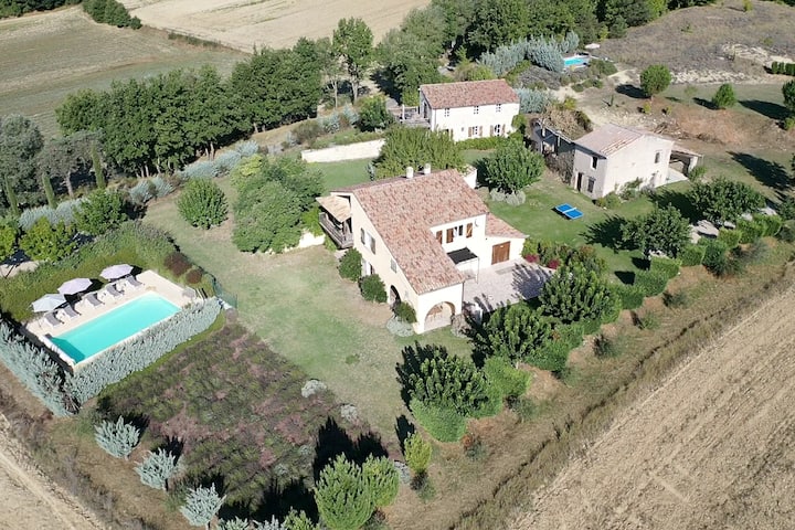 Grand Domaine Sur Magnifique Terrain, Et Piscines - Oraison