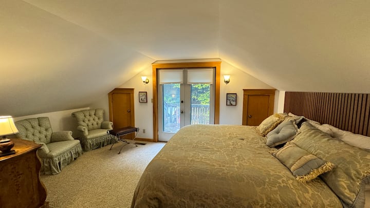 Dhomë gjumi "king" në katin e sipërm me ballkonin e vet.