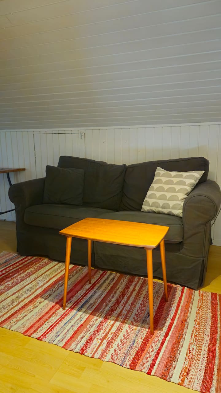 Slaapbank tussen slaapkamer 1 en slaapkamer 2 boven met schuine plafonds. 