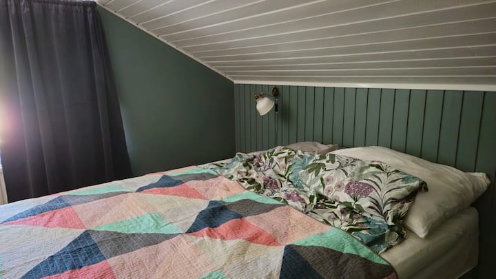 Tweepersoonsbed 160 cm in slaapkamer boven met schuin plafond. 