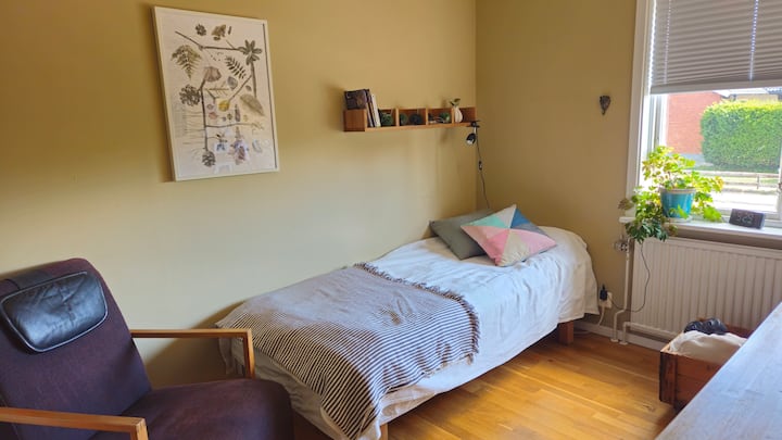 Slaapkamer op de begane grond met een eenpersoonsbed van 90 cm. 